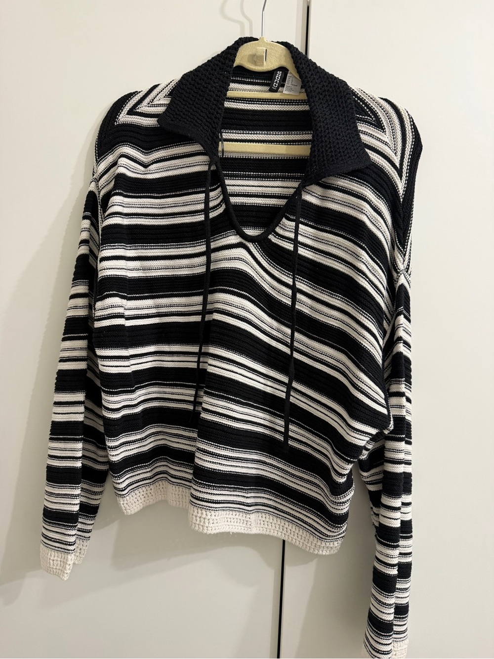 H&M Black & White Striped V-Neck Tie-Collar Sweater
